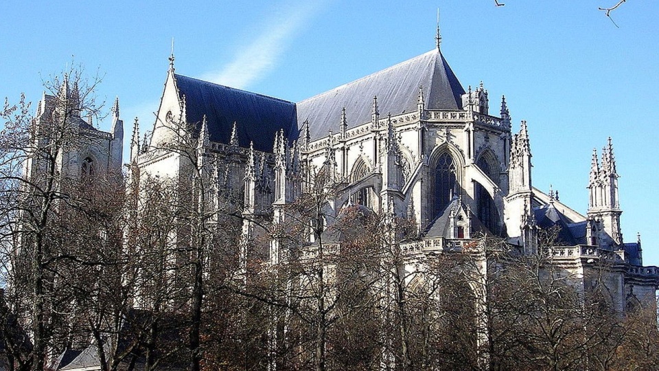 Katedra przed pożarem. Widok od strony prezbiterium. źródło: https://pl.wikipedia.org/wiki/Katedra_%C5%9Bw._Piotra_i_Paw%C5%82a_w_Nantes