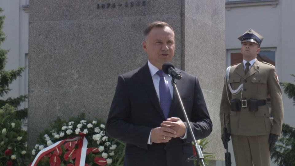 Prezydent Andrzej Duda podziękował przewodniczącym klubów parlamentarnych za wspólne złożenie wieńców pod pomnikiem Wincentego Witosa. źródło: https://www.facebook.com/prezydentpl/