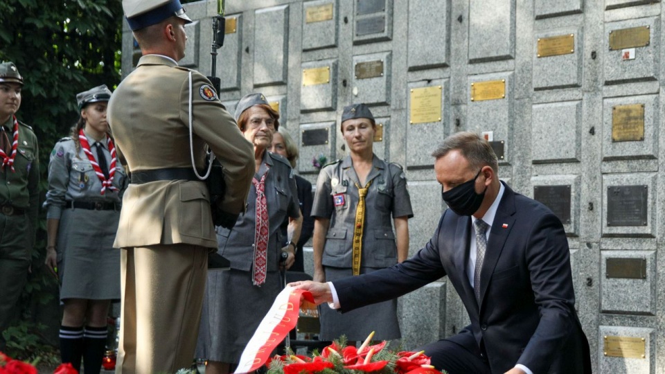 O godzinie 17 prezydent Andrzej Duda oddał również hołd powstańcom przed Pomnikiem Gloria Victis na Cmentarzu Wojskowym na Powązkach. https://www.facebook.com/prezydentpl/