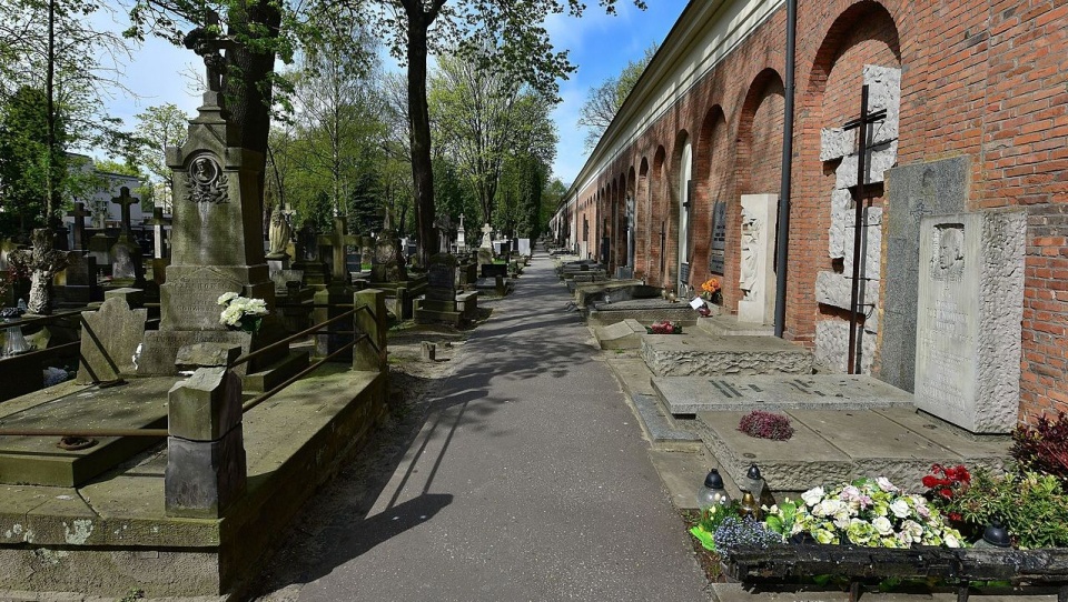 Cmentarz Powązkowski w Warszawie. źródło: https://pl.wikipedia.org/wiki/Cmentarz_Pow%C4%85zkowski_w_Warszawie.