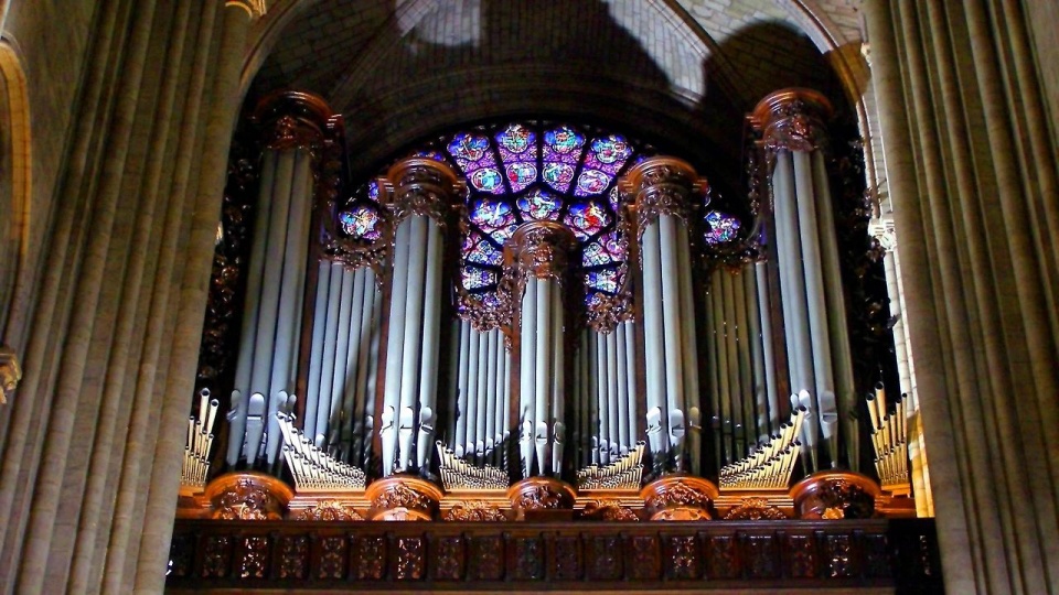 Prospekt organów wielkich w katedrze Notre Dame. Fot. www.wikipedia.org / Frédéric Deschamps (CC0 domena publiczna)
