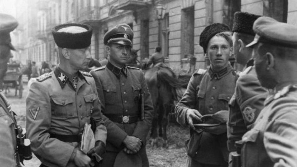 SS-Gruppenführer Heinz Reinefarth wraz z żołnierzami 3. Pułku Kozaków. https://pl.wikipedia.org/wiki/Rze%C5%BA_Woli