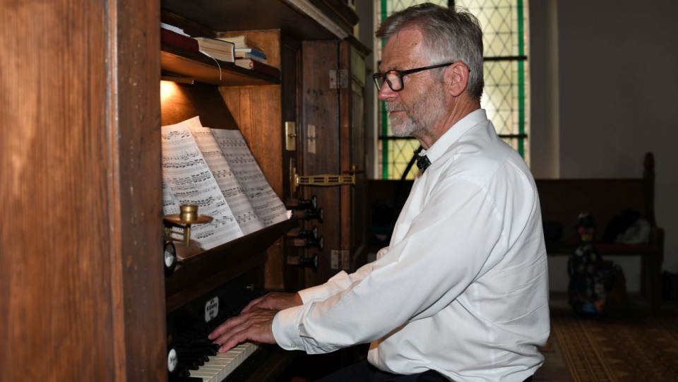 Bogdan Narloch gra na organach Barnima Grüneberga w kościele pw. Niepokalanego Poczęcia NMP w Konarzewie. Fot. Jan Olczak