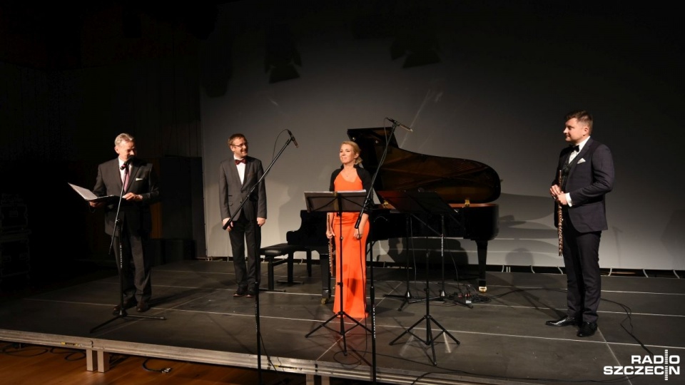 Artyści koncertu "Rodzinne muzykowanie" przyjmują gorące owacje publiczności. Fot. Jan Olczak.