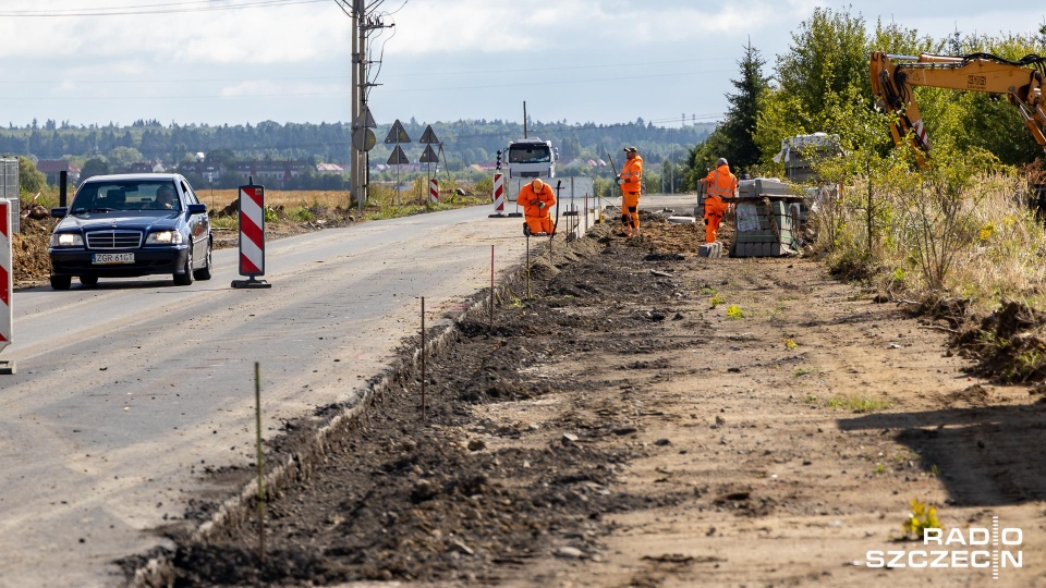 Prace przy przebudowie tej drogi trwają od stycznia. Koszt inwestycji to ponad 13 milionów złotych. Wykonawcą robót jest firma Strabag. Fot. Robert Stachnik [Radio Szczecin]