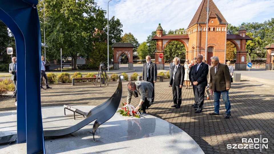 Uczestnicy strajku w porcie złożyli kwiaty na terenie zakładu. To z okazji 40. rocznicy podpisania Porozumień Sierpniowych. Fot. Robert Stachnik [Radio Szczecin]