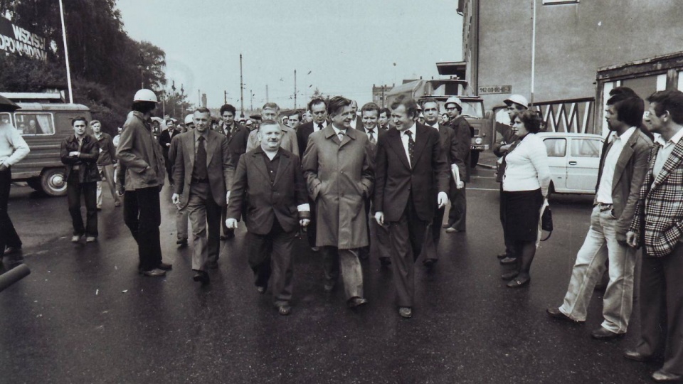 Komisja Rządowa opuszcza stocznię. źródło: https://pl.wikipedia.org/wiki/Szczeci%C5%84ski_Sierpie%C5%84_1980.