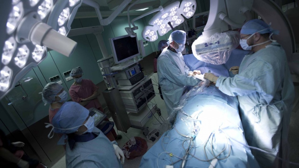 Lekarze ze Śląskiego Centrum Chorób Serca w Zabrzu przeprowadzili operację przeszczepienia płuc u pacjenta z COVID-19. źródło: https://www.facebook.com/SCCSzabrze/