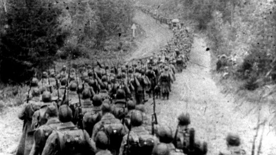 Kolumny piechoty sowieckiej wkraczające do Polski. źródło: https://pl.wikipedia.org/wiki/Armia_Czerwona.
