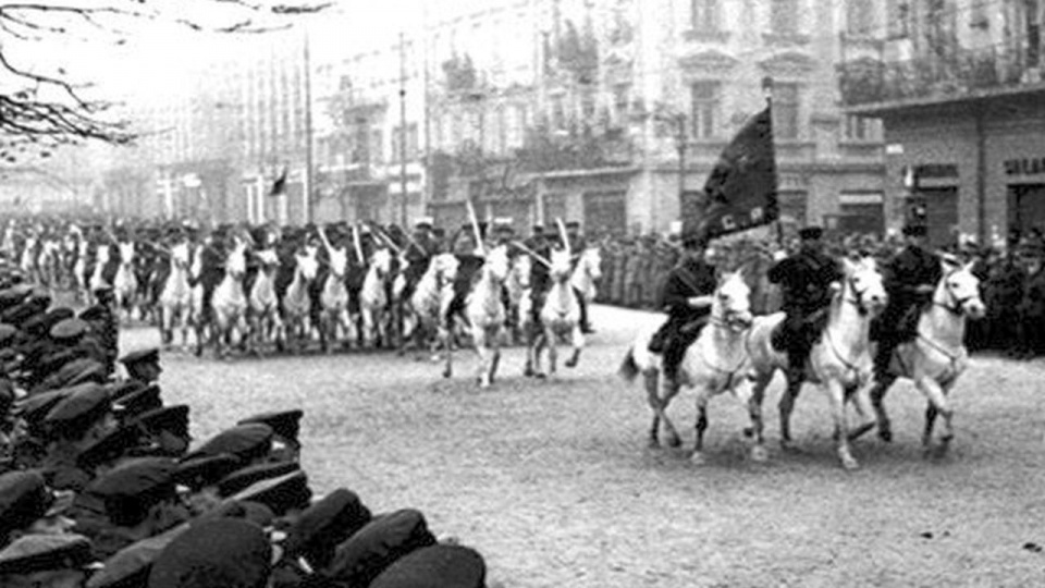 Defilada kawalerii sowieckiej po kapitulacji Lwowa. źródło: https://pl.wikipedia.org/wiki/Agresja_ZSRR_na_Polsk%C4%99.