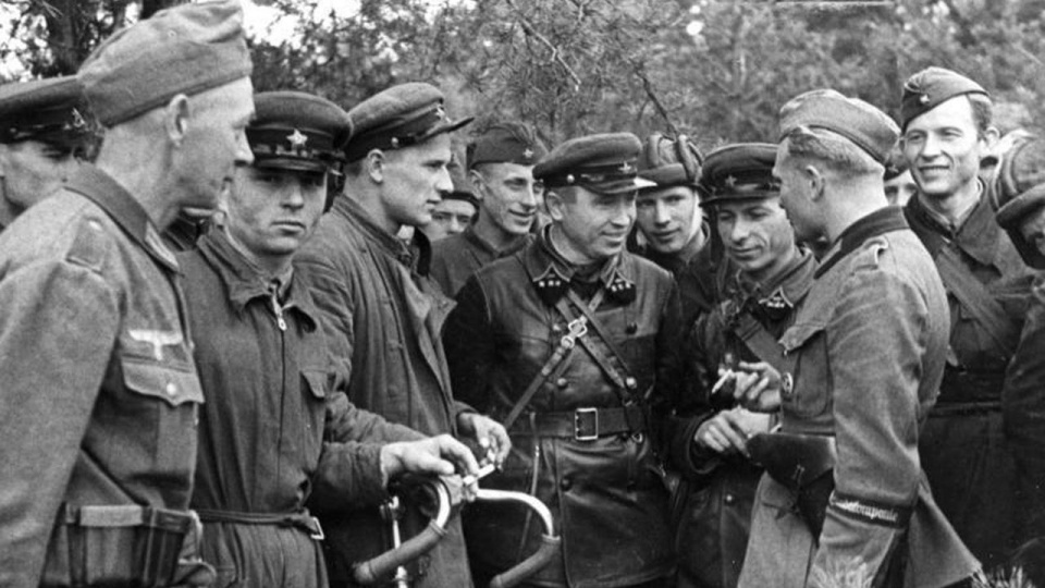Spotkanie żołnierzy Wehrmachtu i Armii Czerwonej 20 września 1939 roku, na wschód od Brześcia. źródło: https://pl.wikipedia.org/wiki/Agresja_ZSRR_na_Polsk%C4%99.
