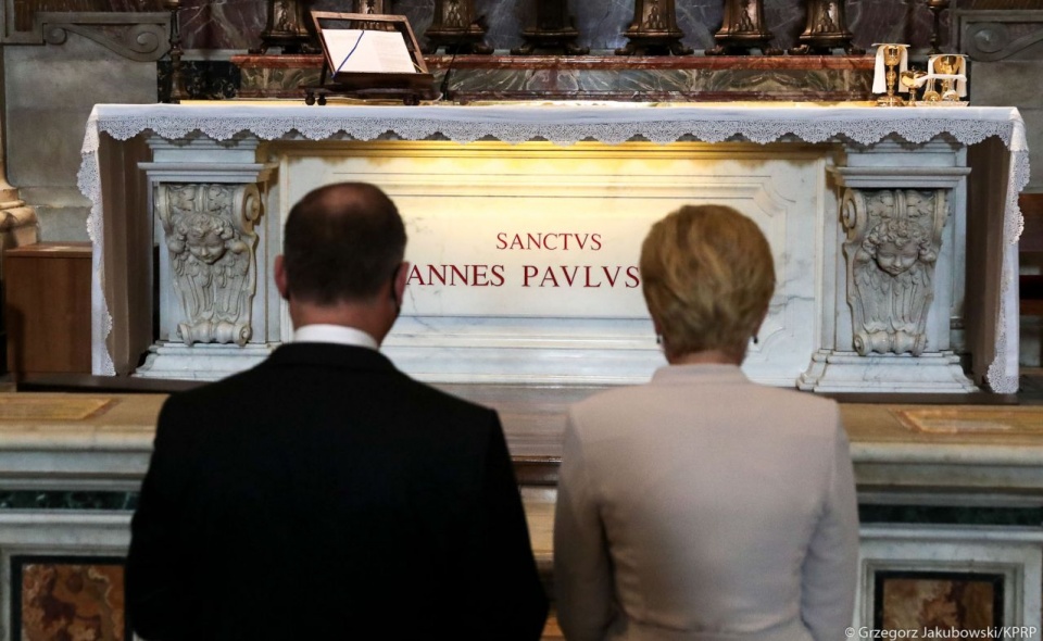 Para Prezydencka modli się przy grobie św. Jana Pawła II. źródło: prezydent.pl