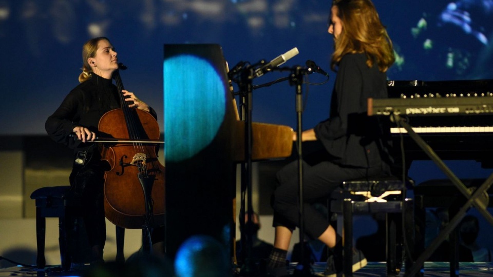 Dobrawa Czocher – wioloczelistka (od lewej) i Hania Rani – pianistka na 3. Music.Design.Form Festival. Fot. Kamila Kozioł