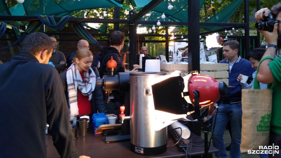 Członkowie grupy Baltic Coffee Collective zapraszają do ogrodu Inkubatora Kultury, w którym przygotowują najróżniejsze odmiany kawy ze wszystkich zakątków świata. Fot. Jakub Żelepień [Radio Szczecin]