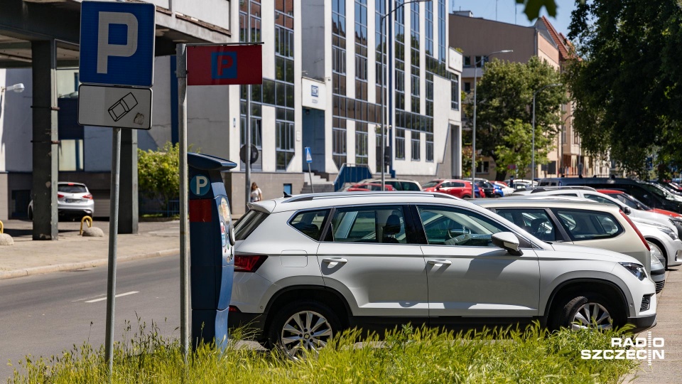 Nowe parkomaty są potrzebne, bo pod koniec marca przyszłego roku Strefa Płatnego Parkowania w Szczecinie zostanie powiększona, a stare urządzenia nie obsługują opcji, które znajdą się z nowym cenniku opłat za postój. Fot. Robert Stachnik [Radio Szczecin]