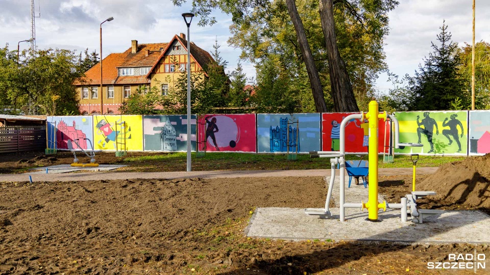 Murale można oglądać na murze obok nowego placu zabaw i siłowni przy ul. Jagiellońskiej w Chojnie. Fot. Robert Stachnik [Radio Szczecin]