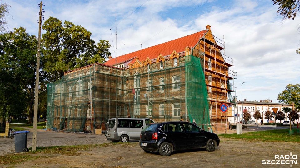 "Czerwony budynek" w Chojnie na nowo nabiera koloru. Trwa czyszczenie zabytku. Fot. Robert Stachnik [Radio Szczecin]