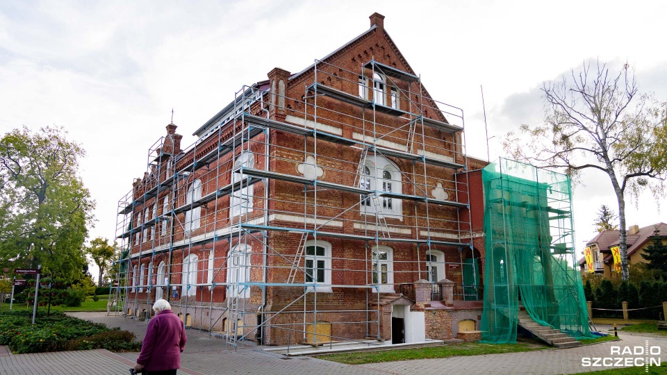 "Czerwony budynek" w Chojnie na nowo nabiera koloru. Trwa czyszczenie zabytku. Fot. Robert Stachnik [Radio Szczecin]