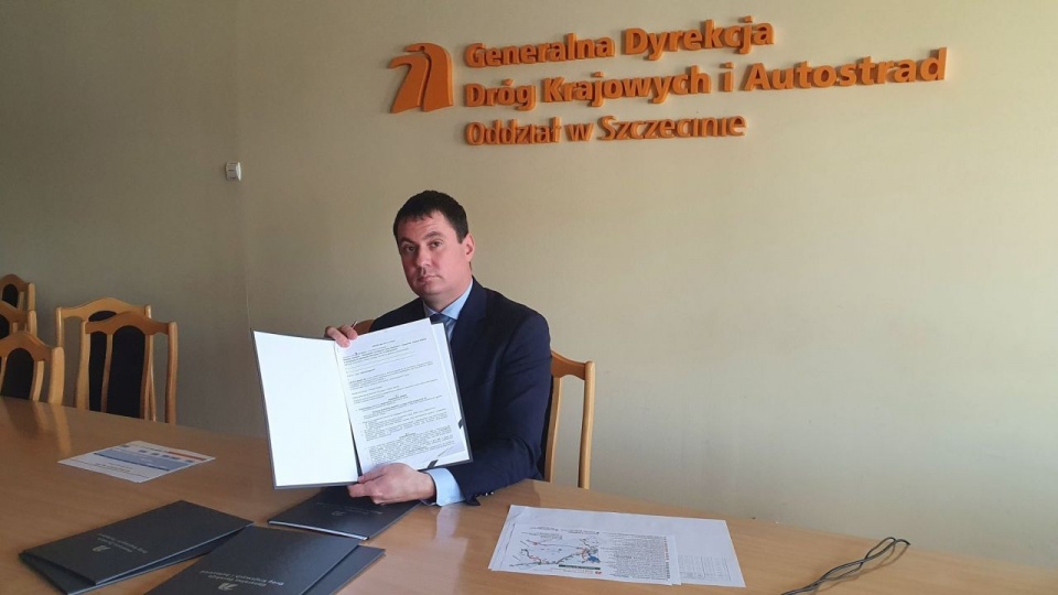 Podpisanie umów - dyrektor GDDKiA OSzczecin Łukasz Lendner, źródło: GDDKiA
