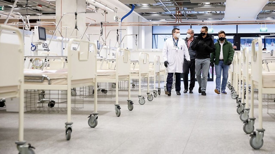 Premier dodał, że baza łóżek szpitalnych dla chorych na COVID-19 jest systematycznie zwiększana. źródło: https://www.facebook.com/kancelaria.premiera/Krystian Maj/KPRM