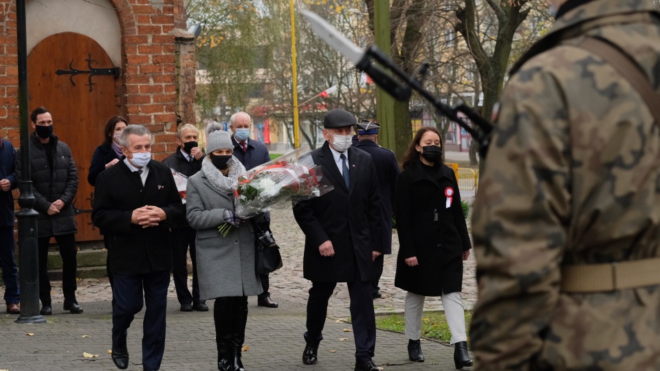 Kwiaty pod pomnikiem Pamięci Zbrodni Katyńskiej w Pyrzycach złożyły lokalne władze, straż pożarna i kibice Pogoni Szczecin. Fot. Wojciech Ochrymiuk [Radio Szczecin]