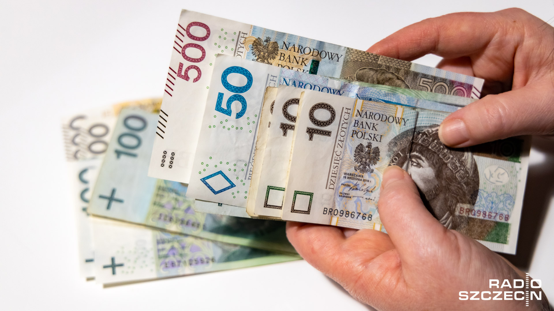 W związku z obostrzeniami związanymi z COVID-19 dodatkowy zasiłek opiekuńczy zostaje wydłużony o kolejne dwa tygodnie - do 11 kwietnia. Tak przewiduje rozporządzenie Rady Ministrów - podkreśla wiceminister rodziny i polityki społecznej Stanisław Szwed.
