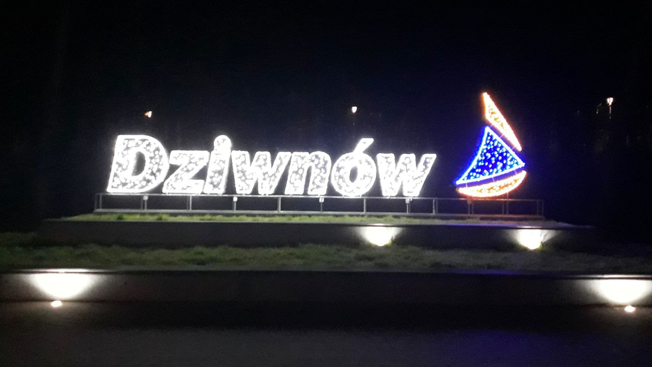 Hala Sportowo-Widowiskowa w Dziwnowie przejdzie modernizację. Odnowione zostaną szatnie, zaplecze sanitarne oraz siłownia - informuje portal kamienskie.info. Gmina podpisała już umowę z wykonawcą.