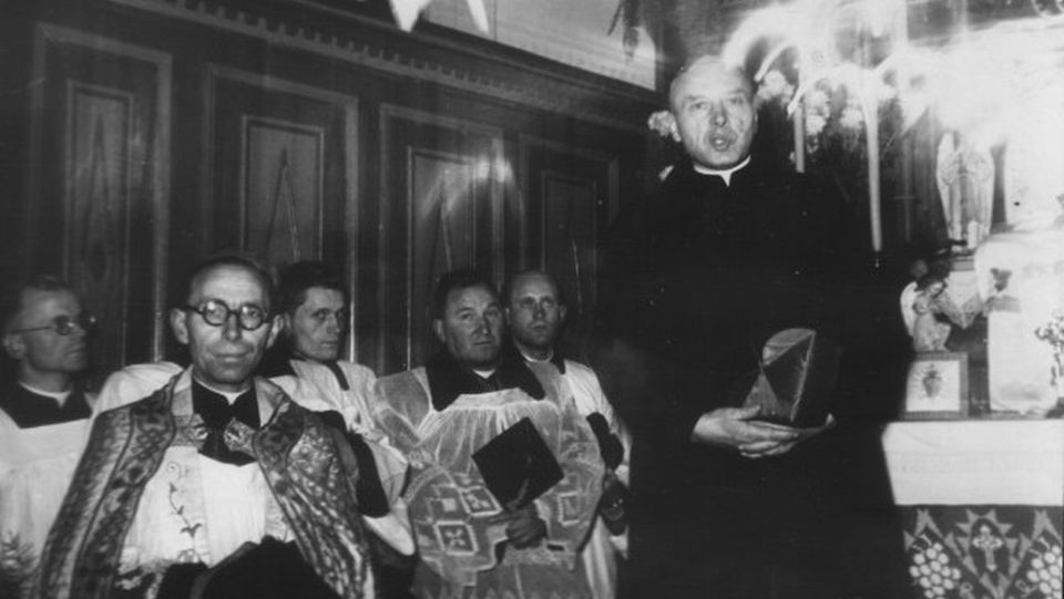 Prymas Stefan Kardynał Wyszyński w kościele parafialnym w Kobylance. (1957 r.). Fot. salezjanie-kobylanka.blogspot.com