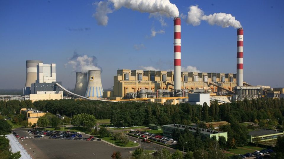 Specjalna komisja zbada przyczynę sobotniego pożaru taśmociągu w Elektrowni Bełchatów. Blok energetyczny nr 14 - ze względu na przerwanie ciągu podawania węgla - zostanie wyłączony.