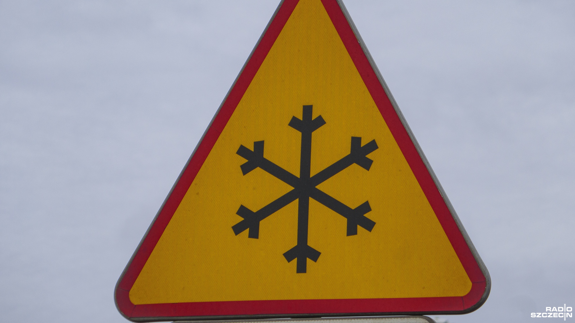 Pogarszają się warunki jazdy, zwłaszcza w okolicach Koszalina oraz w powiecie sławieńskim. Tam intensywnie pada śnieg.