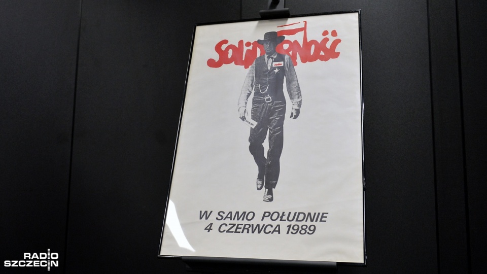 Oryginalny plakat „W samo południe” Tomasza Sarneckiego z wyborów 1989 roku można oglądać w centrum Dialogu Przełomy w Szczecinie. Fot. Łukasz Szełemej [Radio Szczecin]
