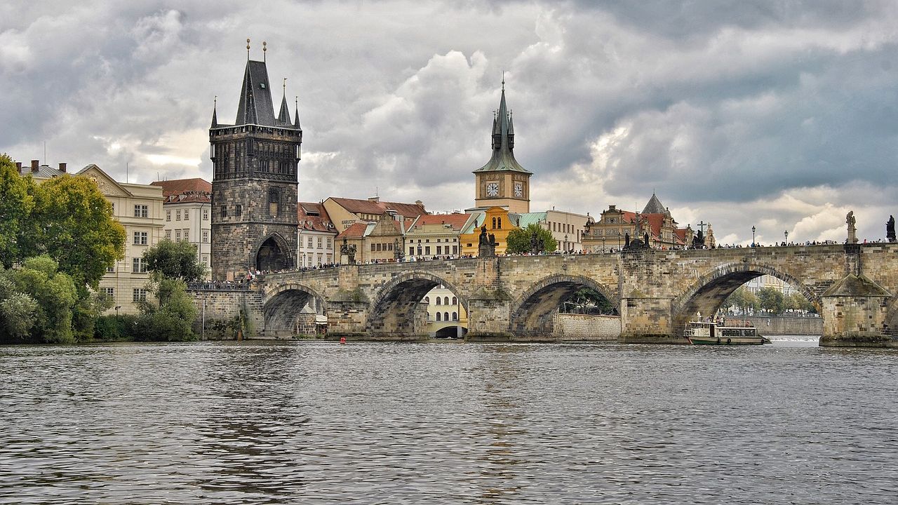 O jego budowie krążą legendy. Dawniej jeździły po nim tramwaje oraz auta, a dziś trudno nie spotkać na nim turystów. 667 lat temu rozpoczęła się budowa mostu Karola w Pradze o czym przypomniała rekonstrukcja tamtych wydarzeń.