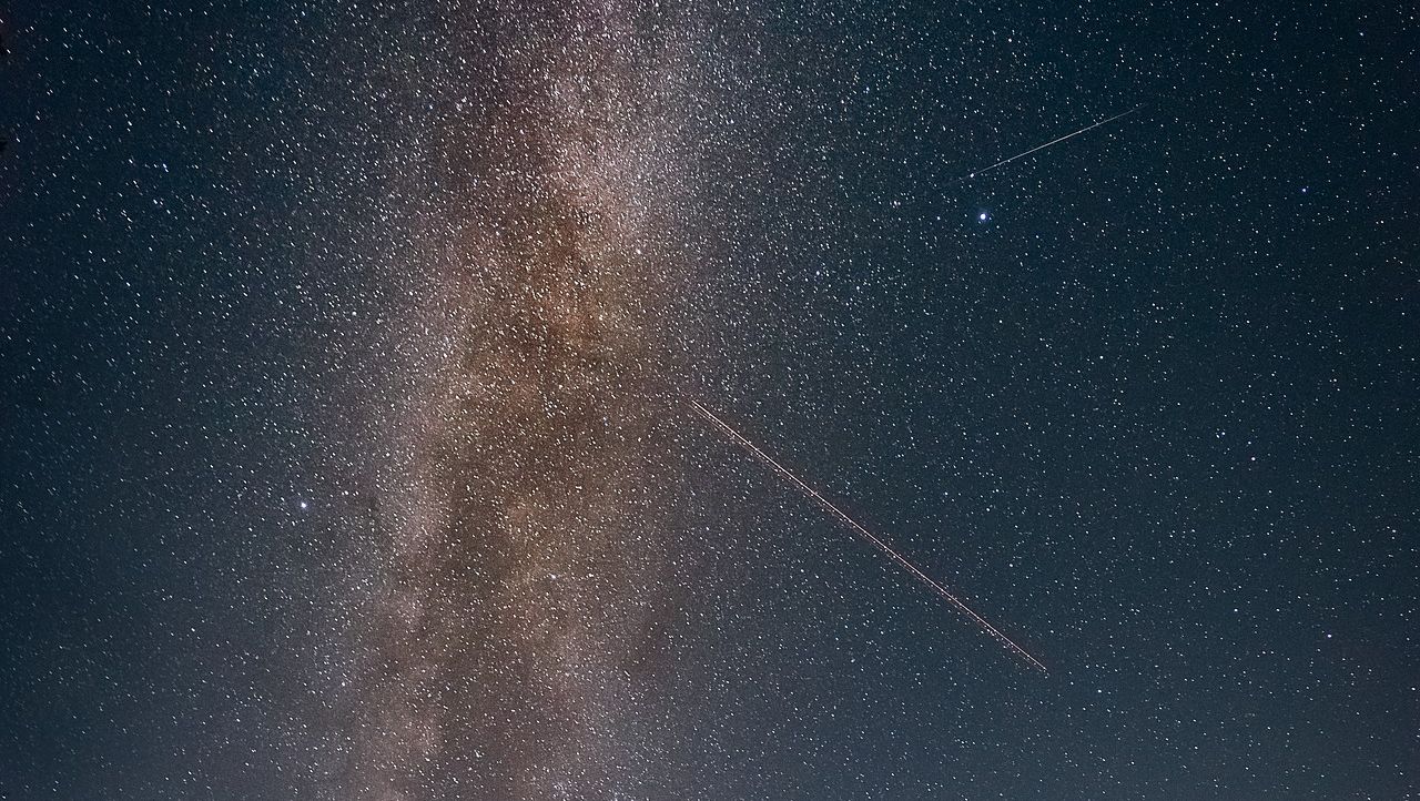 Na nocnym niebie możemy obserwować pierwszy w tym roku liczne spadające gwiazdy związane z rojem Kwadrantydów, którego maksimum przypada właśnie najbliższej nocy.