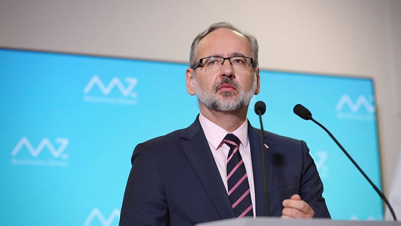 Minister zdrowia Adam Niedzielski poinformował o wprowadzeniu obowiązku pracy zdanej w administracji publicznej.
