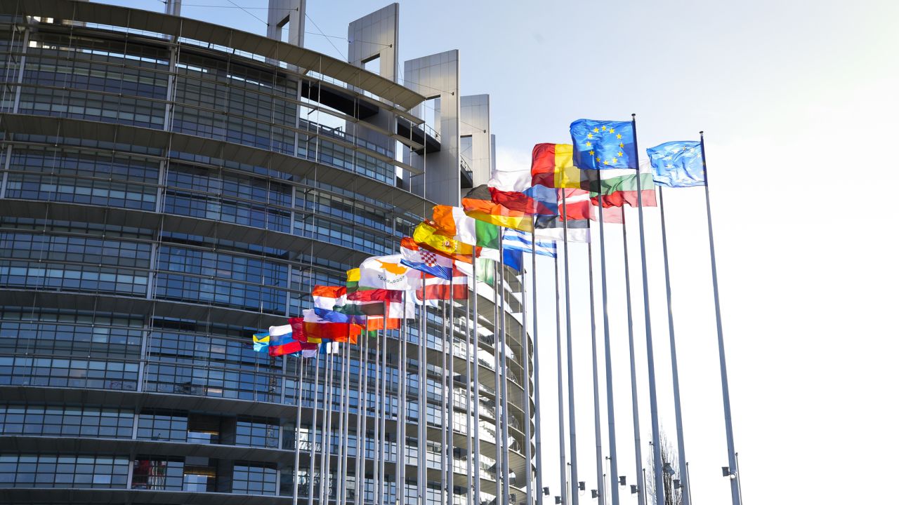 Nowe propozycje dałyby Komisji szerokie uprawnienia do nakładania ceł, ograniczania importu, usług, inwestycji lub blokowania dostępu do unijnego rynku. Fot. © European Union 2020 - Source: EP