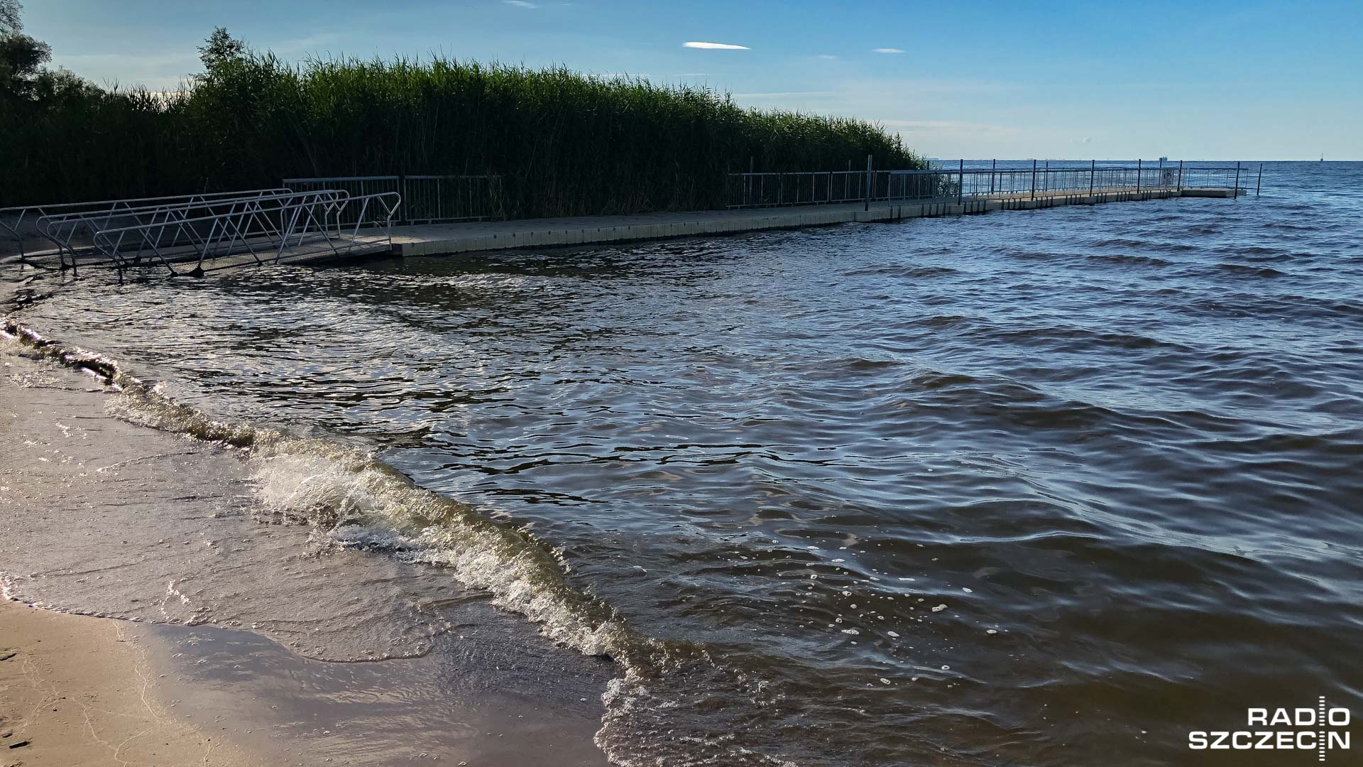 Kąpielisko w Trzebieży oraz Stepnicy zamknięte, w Świnoujściu w Bałtyku można kąpać się bez obaw.