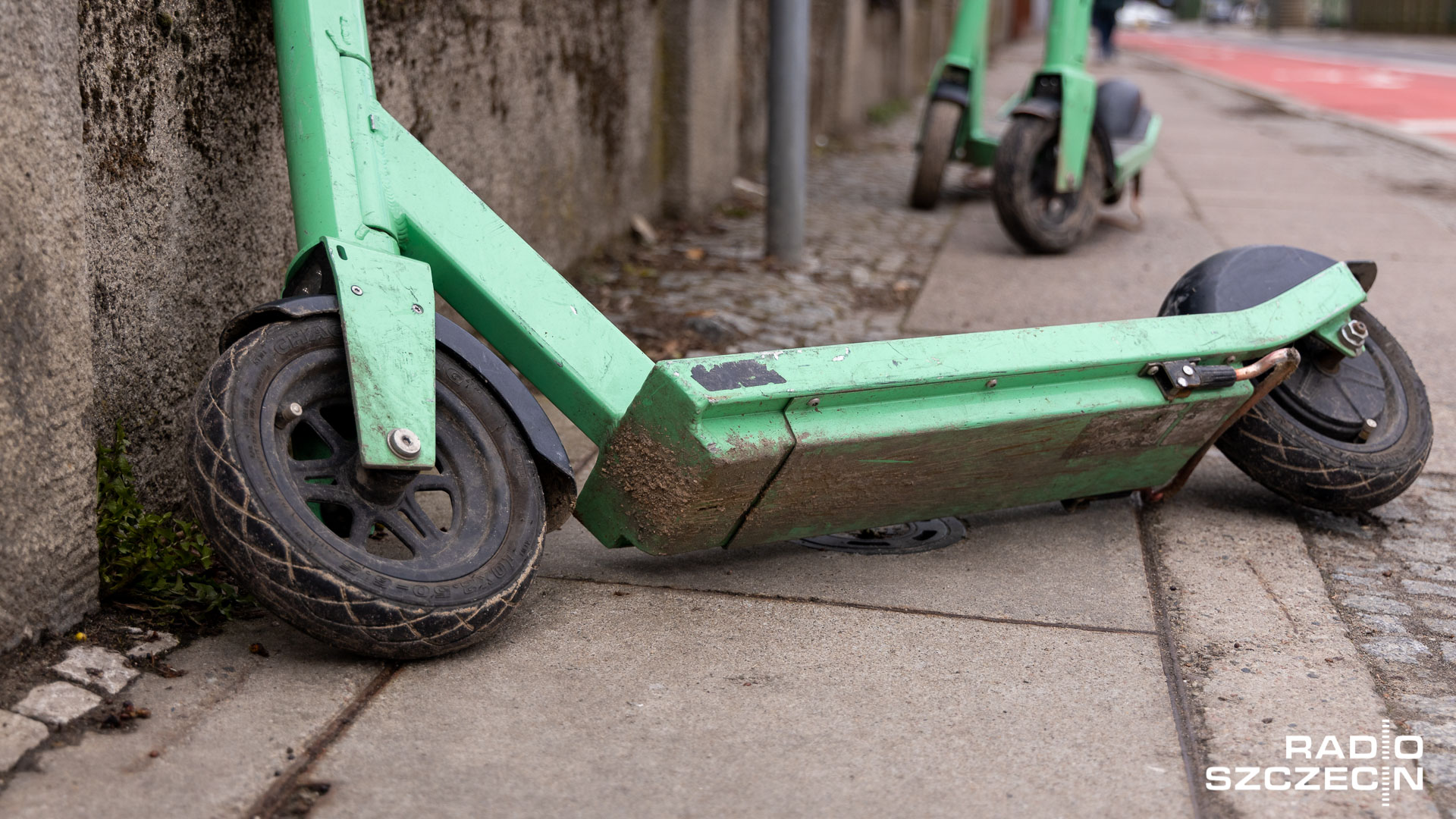 Szczecińscy policjanci zatrzymali dwóch złodziei akumulatorów na gorącym uczynku. Do zdarzenia doszło podczas nocnej służby w rejonie jednego z akademików.