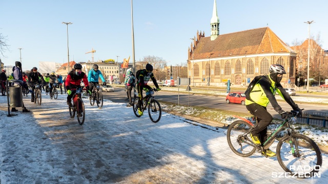 Fot. Robert Stachnik [Radio Szczecin] W warunkach zimowych jadą rowerami do Kołobrzegu [WIDEO, ZDJĘCIA]