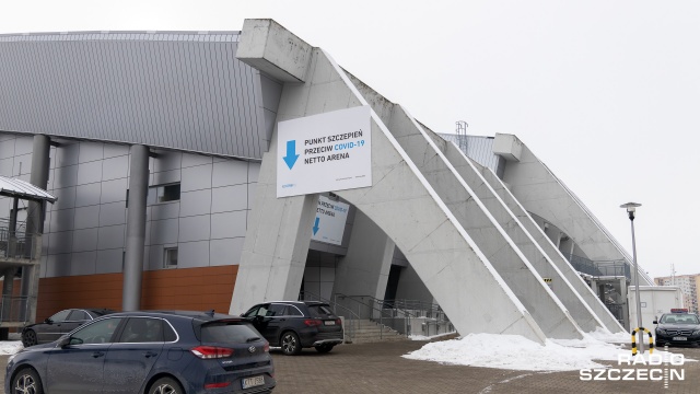 Fot. Robert Stachnik [Radio Szczecin] Nauczyciele szczepią się w Netto Arenie. Ponad tysiąc chętnych [WIDEO, ZDJĘCIA]