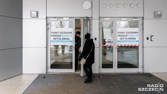 Fot. Robert Stachnik [Radio Szczecin] Nauczyciele szczepią się w Netto Arenie. Ponad tysiąc chętnych [WIDEO, ZDJĘCIA]