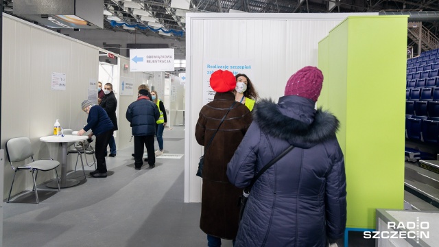 Fot. Robert Stachnik [Radio Szczecin] Nauczyciele szczepią się w Netto Arenie. Ponad tysiąc chętnych [WIDEO, ZDJĘCIA]
