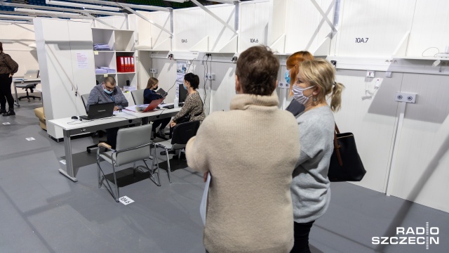 Fot. Robert Stachnik [Radio Szczecin] Nauczyciele szczepią się w Netto Arenie. Ponad tysiąc chętnych [WIDEO, ZDJĘCIA]