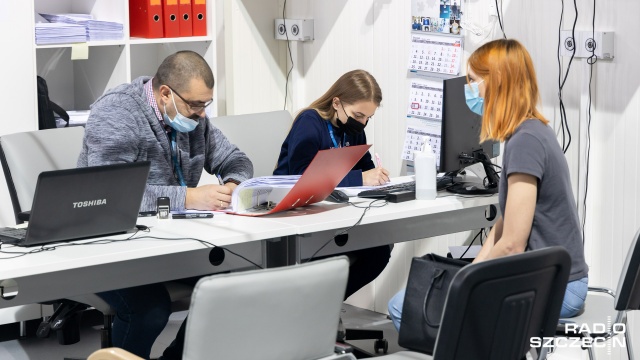 Fot. Robert Stachnik [Radio Szczecin] Nauczyciele szczepią się w Netto Arenie. Ponad tysiąc chętnych [WIDEO, ZDJĘCIA]