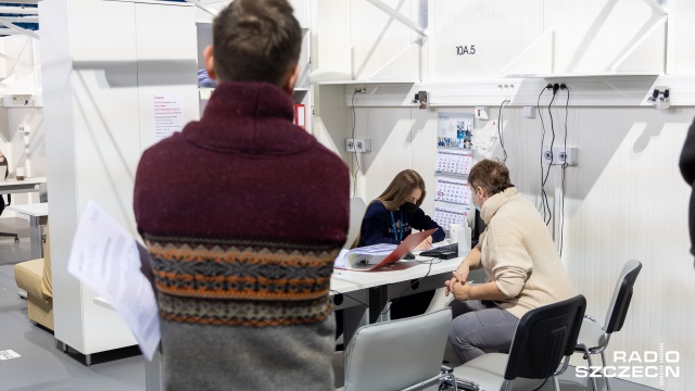 Fot. Robert Stachnik [Radio Szczecin] Nauczyciele szczepią się w Netto Arenie. Ponad tysiąc chętnych [WIDEO, ZDJĘCIA]