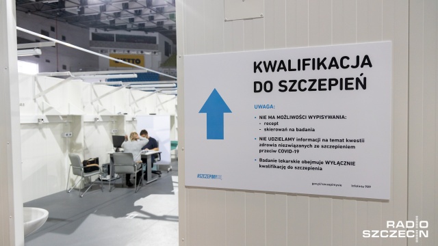 Fot. Robert Stachnik [Radio Szczecin] Nauczyciele szczepią się w Netto Arenie. Ponad tysiąc chętnych [WIDEO, ZDJĘCIA]