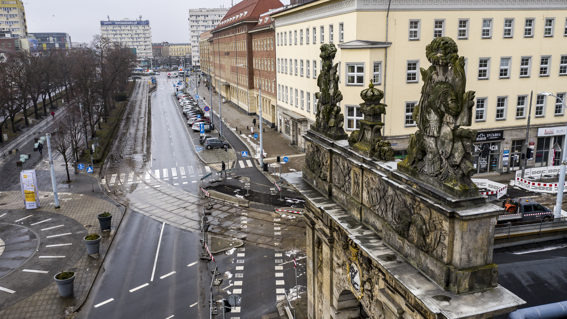 Nieco inaczej od rana kierowcy wjeżdżają do centrum Szczecina Trasą Zamkową. Całkowicie zamknięty dla ruchu został odcinek od Placu Hołdu Pruskiego do Placu Żołnierza Polskiego.