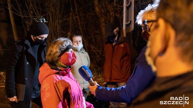 Protest mieszkańców Pilchowa przeciwko budowie stacji paliw oraz myjni samochodowej. Fot. Robert Stachnik [Radio Szczecin] Protest w Pilchowie. Nie chcą stacji paliw [WIDEO, ZDJĘCIA]