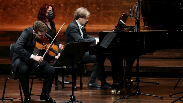 Mateusz Makuch – skrzypek (od lewej), Andrzej Wierciński – pianista. Fot. Cezary Aszkiełowicz Światowa premiera „The Penderecki Trio” w nowojorskim Lincoln Center [ZDJĘCIA]