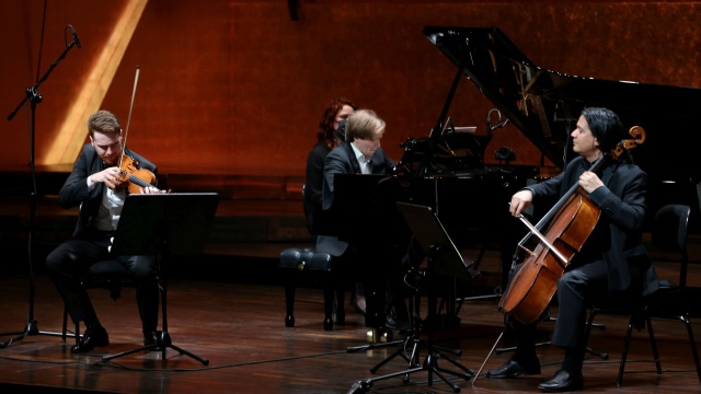 „The Penderecki Trio”. Mateusz Makuch – skrzypek (od lewej), Andrzej Wierciński – pianista, Claudio Bohórquez – wiolonczelista. Fot. Cezary Aszkiełowicz Światowa premiera „The Penderecki Trio” w nowojorskim Lincoln Center [ZDJĘCIA]