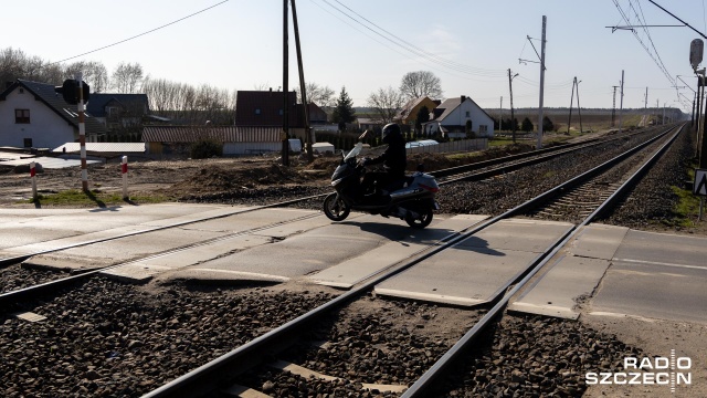 Prowadzone prace na przejeździe kolejowo-drogowym w Grzędzicach nie będą ograniczać ruchu pociągów. Fot. Robert Stachnik [Radio Szczecin] Remont w Grzędzicach, przejazd dla kierowców zamknięty [ZDJĘCIA]